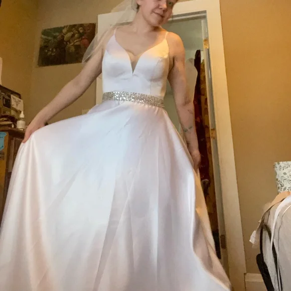 NEW Wedding dress WITH POCKETS! Fits sizes 6-10 - Picture 2 of 5